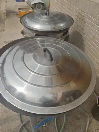煤气灶用的两个。连接锅，没用几次，出卖自取，船舶园院里。电话132****7910