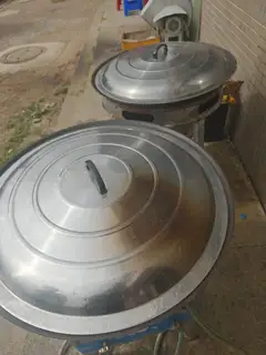 煤气灶用的两个。连接锅，没用几次，出卖自取，船舶园院里。电话132****7910