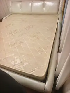 真皮的床不爆皮，不开裂适合，适合想租高价房东上档次撑排面，经久耐用皮面锃亮，没有划痕床在三台堂。1m