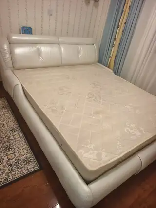 真皮的床不爆皮，不开裂适合，适合想租高价房东上档次撑排面，经久耐用皮面锃亮，没有划痕床在三台堂。1m