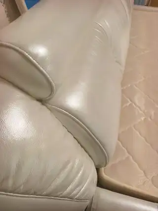 真皮的床不爆皮，不开裂适合，适合想租高价房东上档次撑排面，经久耐用皮面锃亮，没有划痕床在三台堂。1m