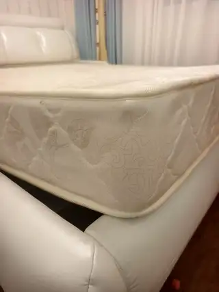 真皮的床不爆皮，不开裂适合，适合想租高价房东上档次撑排面，经久耐用皮面锃亮，没有划痕床在三台堂。1m