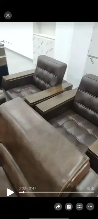 办公室里用的办公桌，会议桌，还有椅子沙发