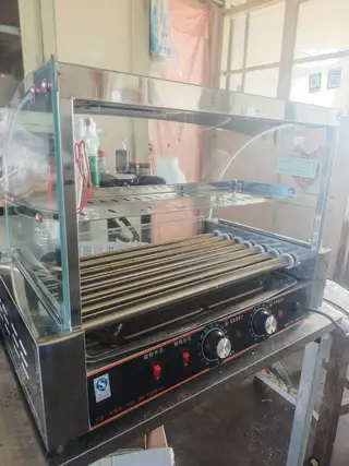 全新烤肠机一台，便宜出售！有需要的联系（机器在三堂）