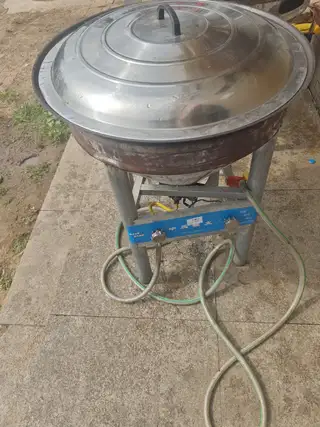 500元 煤气灶用的两个。连接锅，没用几次，出卖自取，船舶园院里。电话132****7910