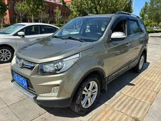14年北汽幻速S3 手动1.5 铝合金轮毂 真皮座椅 导航倒车影像 中央空调可单独控制风量大小 7座