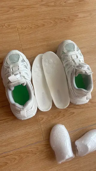 劳保鞋40码的40一双，儿童轮滑鞋40一双，品牌小白鞋10元一双，手套灰色2元，绿色3元