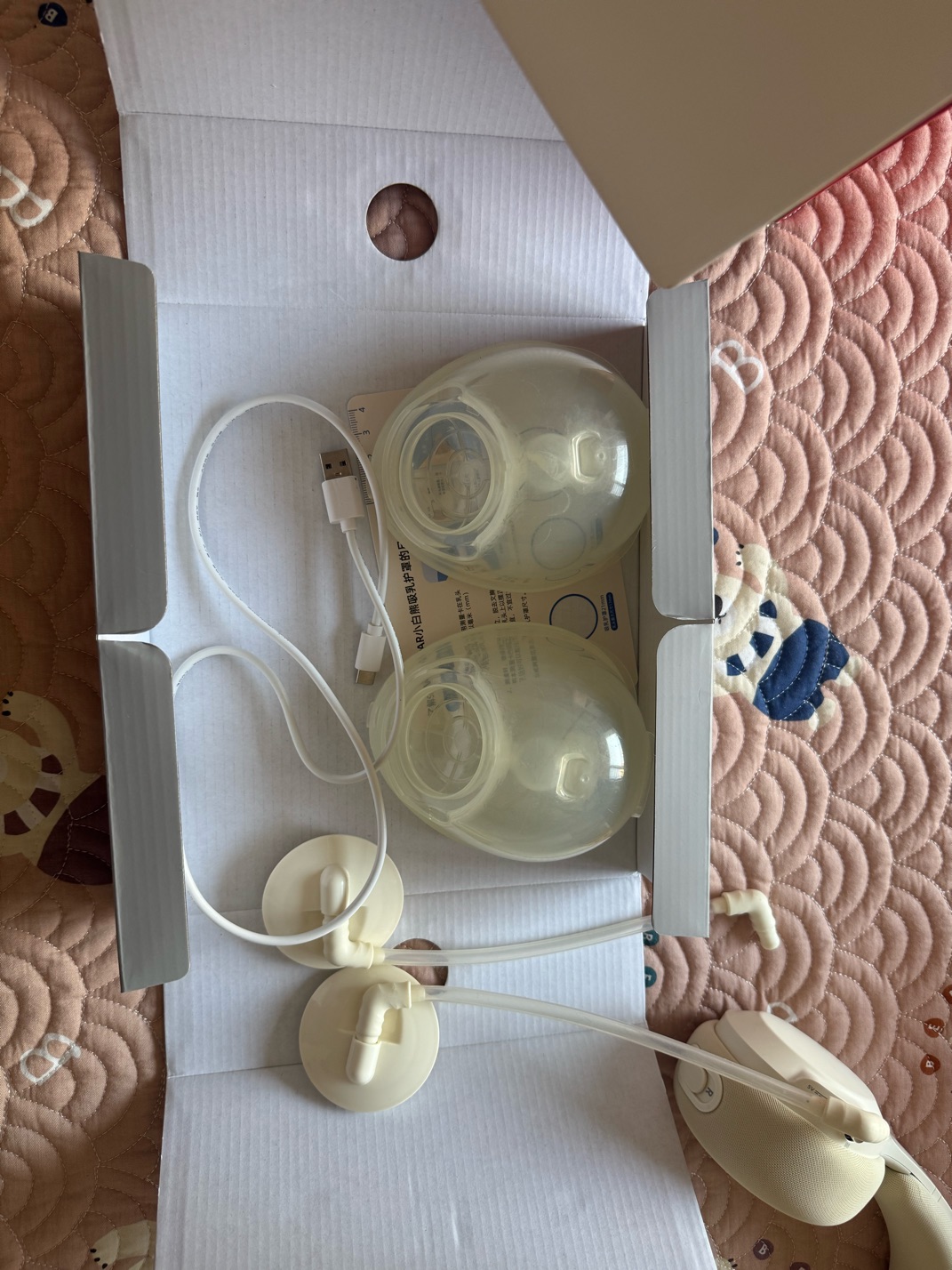 小白熊免手扶电动吸奶器，挂脖设计，解放双手，带热敷功能，操作简单，吸力大，适合哺乳期妈妈用。主机功能