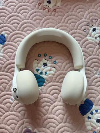 小白熊免手扶电动吸奶器，挂脖设计，解放双手，带热敷功能，操作简单，吸力大，适合哺乳期妈妈用。主机功能