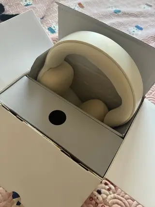 小白熊免手扶电动吸奶器，挂脖设计，解放双手，带热敷功能，操作简单，吸力大，适合哺乳期妈妈用。主机功能