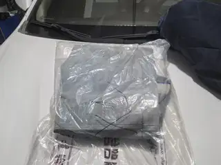 焊工手套和皮叉裤。
