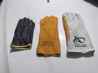 焊工手套和皮叉裤。