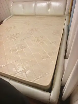 真皮的床不爆皮，不开裂适合，适合想租高价房东上档次撑排面，经久耐用皮面锃亮，没有划痕床在三台堂。1m