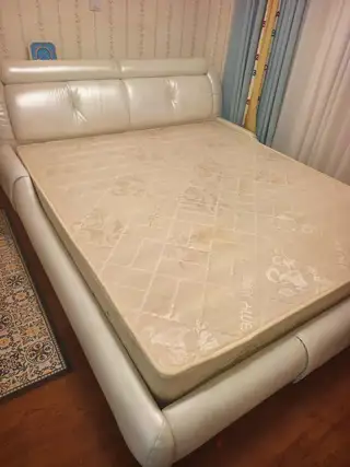 真皮的床不爆皮，不开裂适合，适合想租高价房东上档次撑排面，经久耐用皮面锃亮，没有划痕床在三台堂。1m