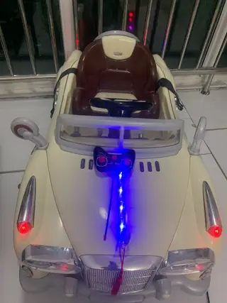 儿童车，九成新，带音乐的，新换的电池，遥控器，买的时候900多，充电器都带