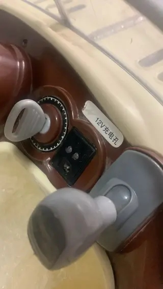 儿童车，九成新，带音乐的，新换的电池，遥控器，买的时候900多，充电器都带