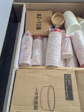 装烤冷面臭豆腐盒若干淘宝买的低于买价出售一个展柜买的时候七百多现在也降价出售