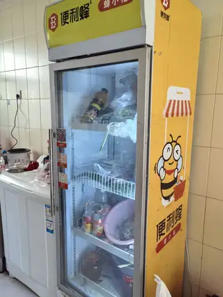 装烤冷面臭豆腐盒若干淘宝买的低于买价出售一个展柜买的时候七百多现在也降价出售