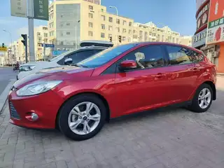 新到13年早产 福特福克斯，经典两箱运动版，美女两手车，自动挡1.6排量，高配带天窗，恒温空调，双拼