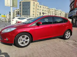 新到13年早产 福特福克斯，经典两箱运动版，美女两手车，自动挡1.6排量，高配带天窗，恒温空调，双拼