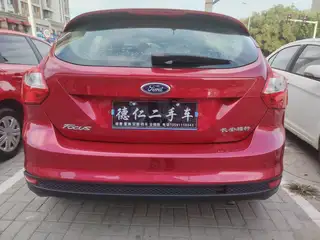 新到13年早产 福特福克斯，经典两箱运动版，美女两手车，自动挡1.6排量，高配带天窗，恒温空调，双拼