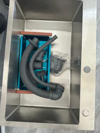 出售新菜盆 68*45。带下水 带拉篮。就是有点小瑕疵边缘磕碰了。