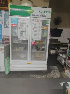 烤肉店不干了，全便宜处理，炸串机送案子，三个案子全都便宜，消毒柜，桌子全部处理，送两个壁挂风扇，电话