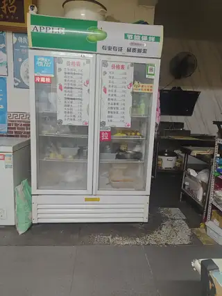 烤肉店不干了，全便宜处理，炸串机送案子，三个案子全都便宜，消毒柜，桌子全部处理，送两个壁挂风扇，电话