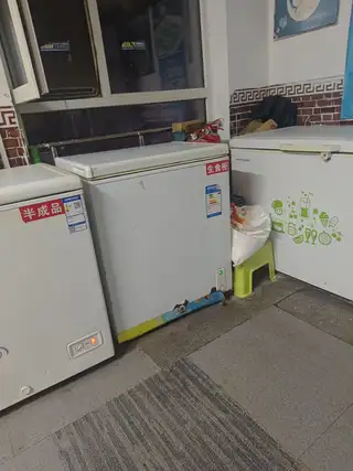 烤肉店不干了，全便宜处理，炸串机送案子，三个案子全都便宜，消毒柜，桌子全部处理，送两个壁挂风扇，电话