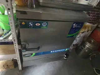 烤肉店不干了，全便宜处理，炸串机送案子，三个案子全都便宜，消毒柜，桌子全部处理，送两个壁挂风扇，电话