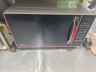 烤肉店不干了，全便宜处理，炸串机送案子，三个案子全都便宜，消毒柜，桌子全部处理，送两个壁挂风扇，电话