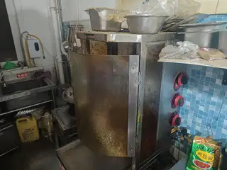 烤肉店不干了，全便宜处理，炸串机送案子，三个案子全都便宜，消毒柜，桌子全部处理，送两个壁挂风扇，电话