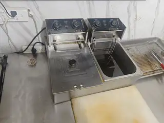 烤肉店不干了，全便宜处理，炸串机送案子，三个案子全都便宜，消毒柜，桌子全部处理，送两个壁挂风扇，电话