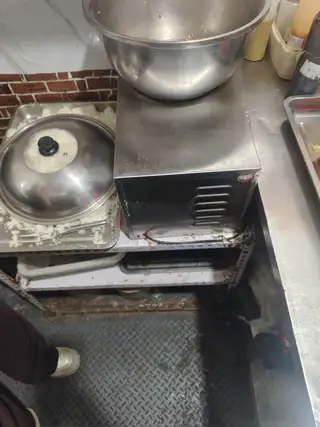 烤肉店不干了，全便宜处理，炸串机送案子，三个案子全都便宜，消毒柜，桌子全部处理，送两个壁挂风扇，电话