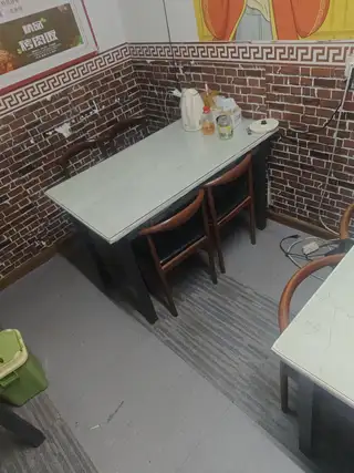 烤肉店不干了，全便宜处理，炸串机送案子，三个案子全都便宜，消毒柜，桌子全部处理，送两个壁挂风扇，电话