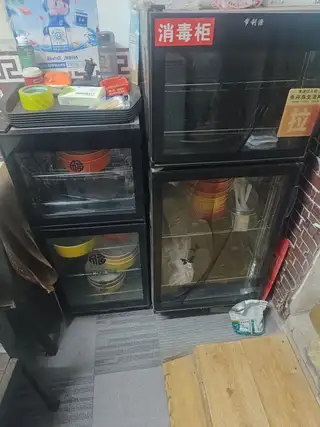 烤肉店不干了，全便宜处理，炸串机送案子，三个案子全都便宜，消毒柜，桌子全部处理，送两个壁挂风扇，电话