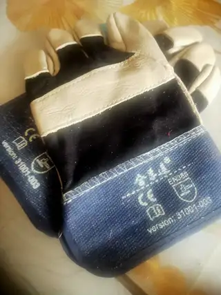 卖劳保手套和一个老板桌椅。电话135****9300