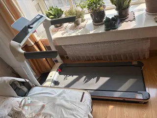 忆健跑步机，24年购入，现在8成新左右，孩子不跑，现低价出售。跑步那块两边让孩子踩坏一块，一点不耽误