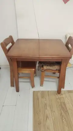 有看上的实木桌子，还有三个椅子九成新