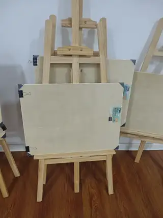 出售7个实木花架➕实心画板，几乎全新！实木材质，结实稳当，画板带保护膜，保存很好，适合画画、写生、美