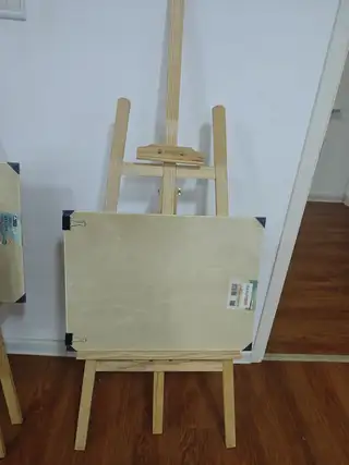出售7个实木花架➕实心画板，几乎全新！实木材质，结实稳当，画板带保护膜，保存很好，适合画画、写生、美