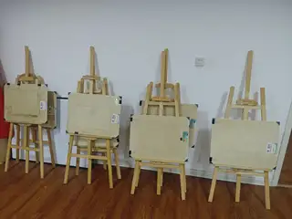 出售7个实木花架➕实心画板，几乎全新！实木材质，结实稳当，画板带保护膜，保存很好，适合画画、写生、美