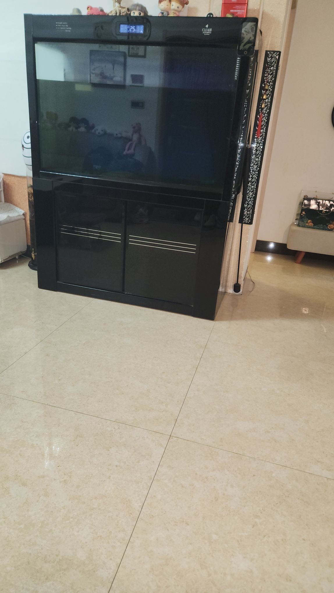 可丽爱鱼缸5500买的，要换房子鱼缸没地方放，有喜欢的1500出。