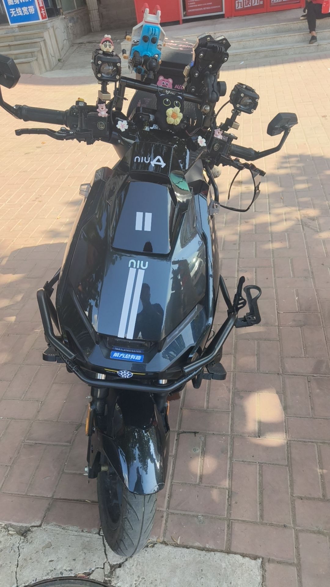 小牛FX风速电动车，黑色车身，带嗨派音响，整体成色挺新。平时上下班代步骑的，动力足，刹车灵敏，功能都