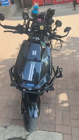 小牛FX风速电动车，黑色车身，带嗨派音响，整体成色挺新。平时上下班代步骑的，动力足，刹车灵敏，功能都