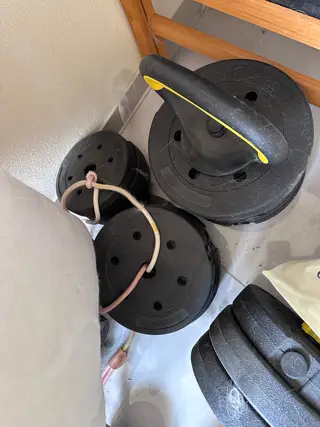 健身器材，杠铃，哑铃，壶铃可以自己组装，还有一对2.5公斤的哑铃，握力器，俯卧撑支架，拉力器，腹肌轮