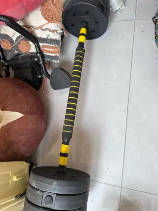 健身器材，杠铃，哑铃，壶铃可以自己组装，还有一对2.5公斤的哑铃，握力器，俯卧撑支架，拉力器，腹肌轮