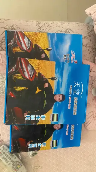 雨衣新的2套，连体服4套新的，还有一套工作服新的，耳塞，100个