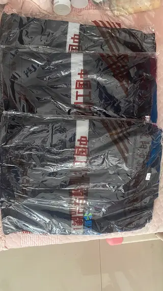 雨衣新的2套，连体服4套新的，还有一套工作服新的，耳塞，100个