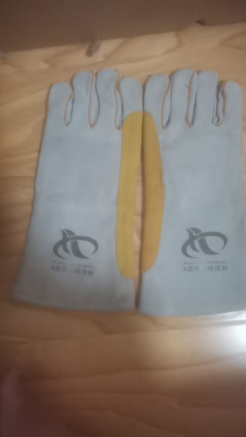 焊工手套长皮双层10元，单层长皮6元，短皮手套4元，质量没得说，焊工手套劳保店里都是15元以上